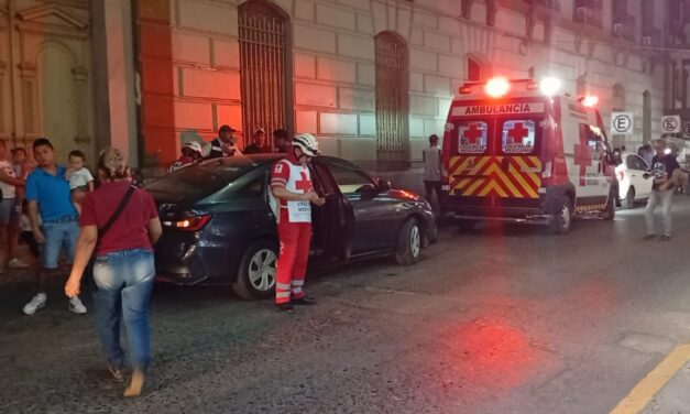 Motociclista impacta automóvil; madre e hija sufren crisis nerviosa
