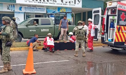 Mujer resulta lesionada tras derrapar en motocicleta sobre el bulevar Independencia