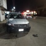 Pierde el control y choca contra camioneta estacionada en la colonia Del Valle