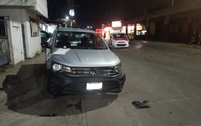 Pierde el control y choca contra camioneta estacionada en la colonia Del Valle