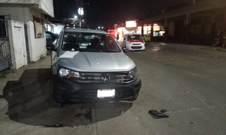 Pierde el control y choca contra camioneta estacionada en la colonia Del Valle