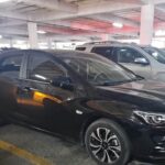 ¡No sean descuidados! Policía detecta automóvil con el vidrio abajo en centro comercial