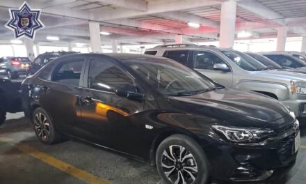 ¡No sean descuidados! Policía detecta automóvil con el vidrio abajo en centro comercial