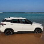 Se fueron de peda a la playa… ¡y olvidaron la camioneta en el mar!