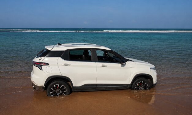 Se fueron de peda a la playa… ¡y olvidaron la camioneta en el mar!
