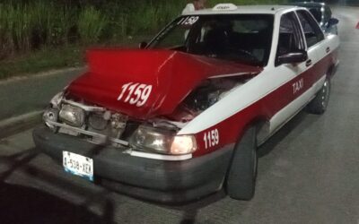 Taxista choca por alcance contra patrulla del IPAX en el libramiento de Tuxpan