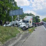 Tractocamión de SOLAR manda camioneta fuera del camino; una mujer resultó herida