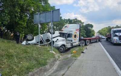 Tractocamión de SOLAR manda camioneta fuera del camino; una mujer resultó herida