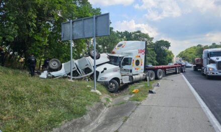 Tractocamión de SOLAR manda camioneta fuera del camino; una mujer resultó herida