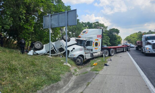 Tractocamión de SOLAR manda camioneta fuera del camino; una mujer resultó herida