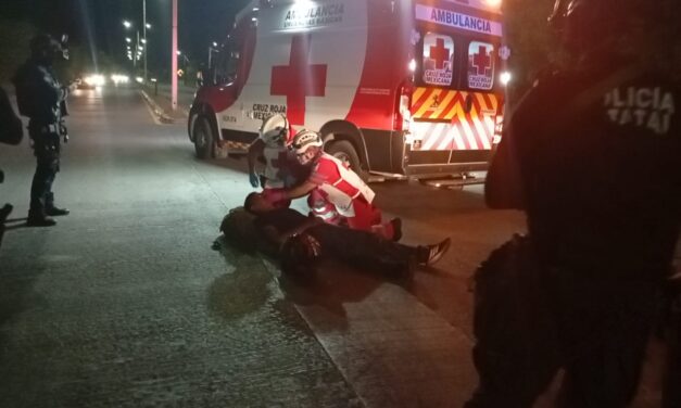 Marino derrapa en motocicleta y derriba una palmera en Tuxpan
