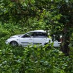 Choca contra auto estacionado, huye y acaba fuera del camino en el camino a Juan Lucas