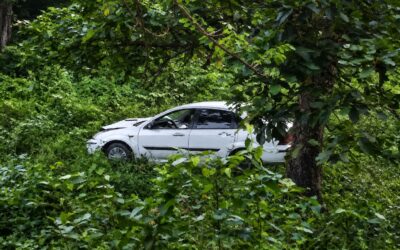 Choca contra auto estacionado, huye y acaba fuera del camino en el camino a Juan Lucas