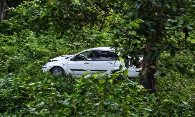 Choca contra auto estacionado, huye y acaba fuera del camino en el camino a Juan Lucas