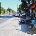 Pierde el control y embiste a ciclista y vehículos estacionados en el Libramiento