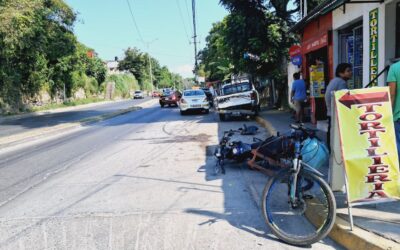 Pierde el control y embiste a ciclista y vehículos estacionados en el Libramiento