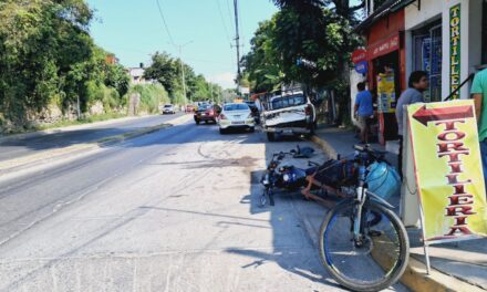 Pierde el control y embiste a ciclista y vehículos estacionados en el Libramiento