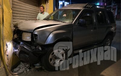 Pierde el control y provoca CARAMBOLAZO en la colonia El Esfuerzo