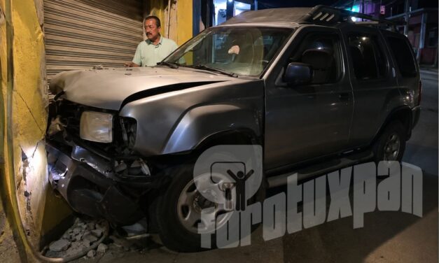 Pierde el control y provoca CARAMBOLAZO en la colonia El Esfuerzo