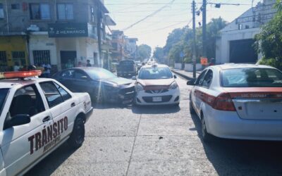 El “Paparazzi Tuxpeño” se volvió noticia: chocó contra un taxi