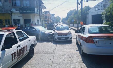 El “Paparazzi Tuxpeño” se volvió noticia: chocó contra un taxi