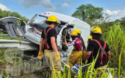 Camión embiste camioneta de Bioscan y deja tres heridos en la Tuxpan–Tampico