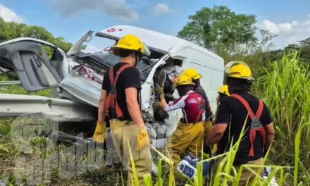 Camión embiste camioneta de Bioscan y deja tres heridos en la Tuxpan–Tampico