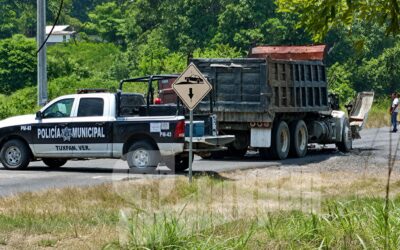 Sujetos armados interceptan y queman dos camiones en Sabanillas