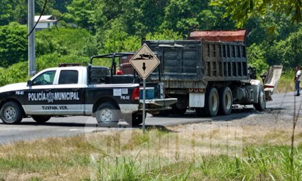 Sujetos armados interceptan y queman dos camiones en Sabanillas