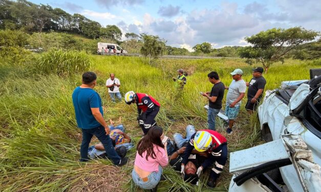 Revienta llanta y camioneta da varias volteretas; tres hombres resultan lesionados