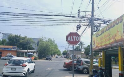 Se pasó el ALTO y terminó chocando en la colonia Del Valle