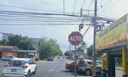 Se pasó el ALTO y terminó chocando en la colonia Del Valle