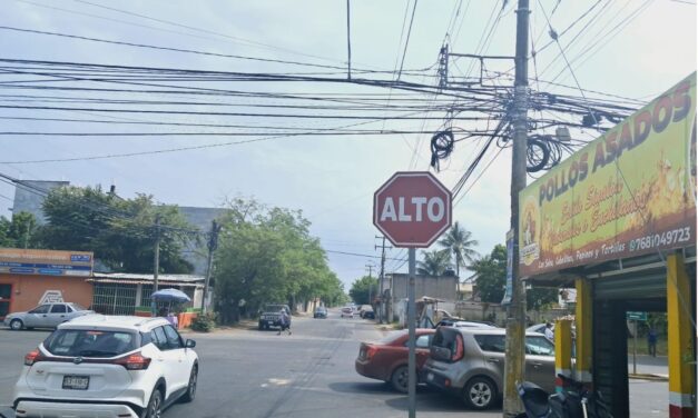 Se pasó el ALTO y terminó chocando en la colonia Del Valle