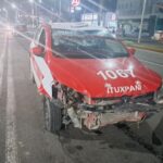 Taxista se queda dormido y derriba nueve postes en pleno centro de Tuxpan
