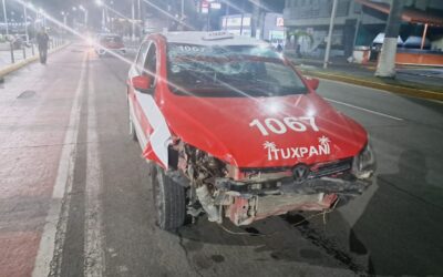 Taxista se queda dormido y derriba nueve postes en pleno centro de Tuxpan