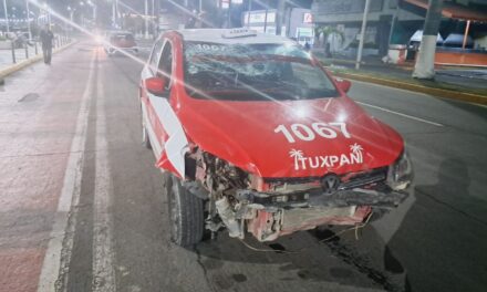 Taxista se queda dormido y derriba nueve postes en pleno centro de Tuxpan