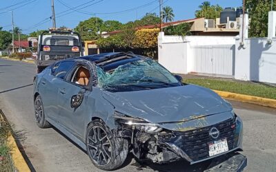 “Toretto Tuxpeño” vuelca su automóvil, lo destroza y desaparece en Barra Norte