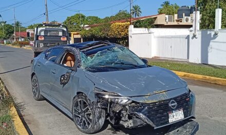 “Toretto Tuxpeño” vuelca su automóvil, lo destroza y desaparece en Barra Norte