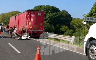 ¡Se la llevó de corbata! Pipa se estrella contra doble remolque y termina volcada en la México-Tuxpan