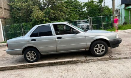 Otra vez roban un automóvil en el estacionamiento de Plaza Crystal