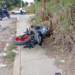 Vuelta mal calculada en libramiento manda a joven motociclista al hospital