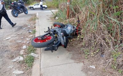 Vuelta mal calculada en libramiento manda a joven motociclista al hospital