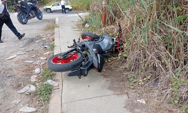 Vuelta mal calculada en libramiento manda a joven motociclista al hospital
