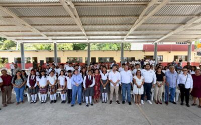 AYUNTAMIENTO DE TUXPAN Y GRUPO NATURGY ENTREGAN 64 BECAS A ESTUDIANTES DE COMUNIDADES