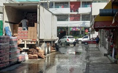 CAEV deja correr aguas negras en el centro de Tuxpan; vecinos señalan a Vargas Chavelo