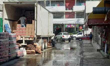 CAEV deja correr aguas negras en el centro de Tuxpan; vecinos señalan a Vargas Chavelo