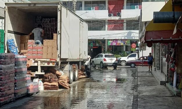CAEV deja correr aguas negras en el centro de Tuxpan; vecinos señalan a Vargas Chavelo