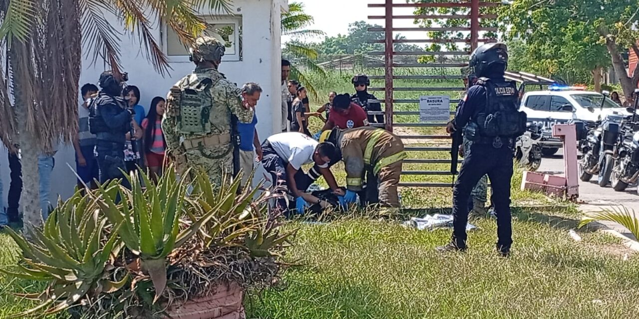 Entre humo y fuego: bomberos rescatan a mujer atrapada en Cabo Rojo