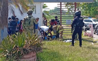 Entre humo y fuego: bomberos rescatan a mujer atrapada en Cabo Rojo