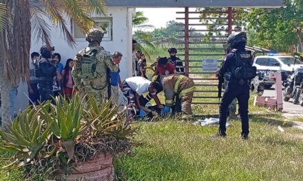 Entre humo y fuego: bomberos rescatan a mujer atrapada en Cabo Rojo